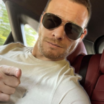 Kerem e Hande no mesmo carro conversível