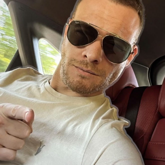 Kerem e Hande no mesmo carro conversível