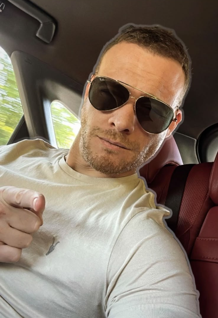 Kerem e Hande no mesmo carro conversível